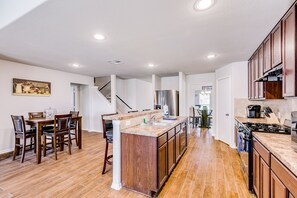 Køleskab, mikrobølgeovn, ovn, kogeplade