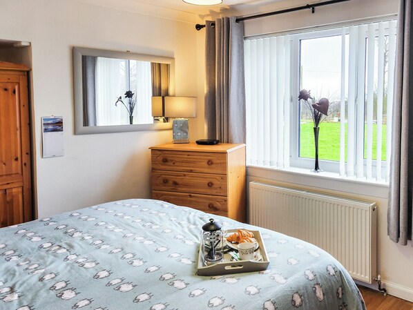 3 bedrooms, free WiFi, bed sheets - 3 bedroom accommodation in Plains, near Glasgow (Plains, near Glasgow)