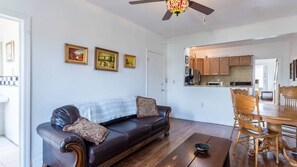 Una Smart TV, una chimenea