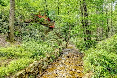 Creekside mountain cabin with firepit, deck, grill, Ping-Pong, and fireplace