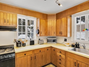 ثلاجة، ميكروويف، فرن، موقد طهي مسطح