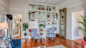 Nhà (Little Yellow Cottage on Water Street) | Ngoại thất