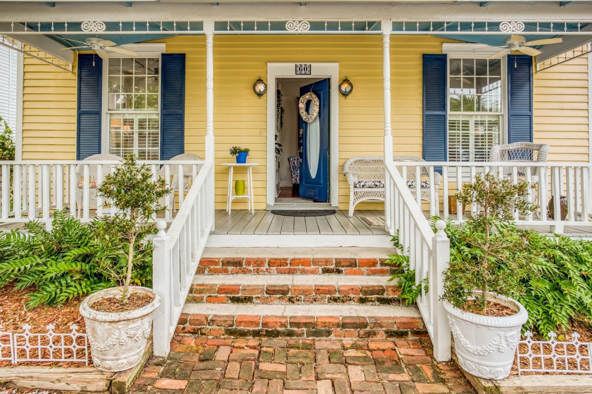 Nhà (Little Yellow Cottage on Water Street) | Ngoại thất