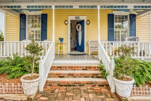 Casa (Little Yellow Cottage on Water Street) | Esterni