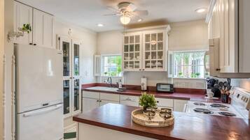 Nhà (Little Yellow Cottage on Water Street) | Ngoại thất