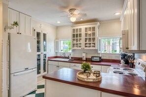 Casa (Little Yellow Cottage on Water Street) | Esterni