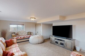 Televisión, chimenea, futbolito y estéreo 