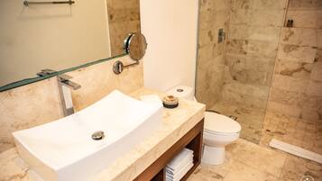 Dusche, Haartrockner, Handtücher, Toilettenpapier