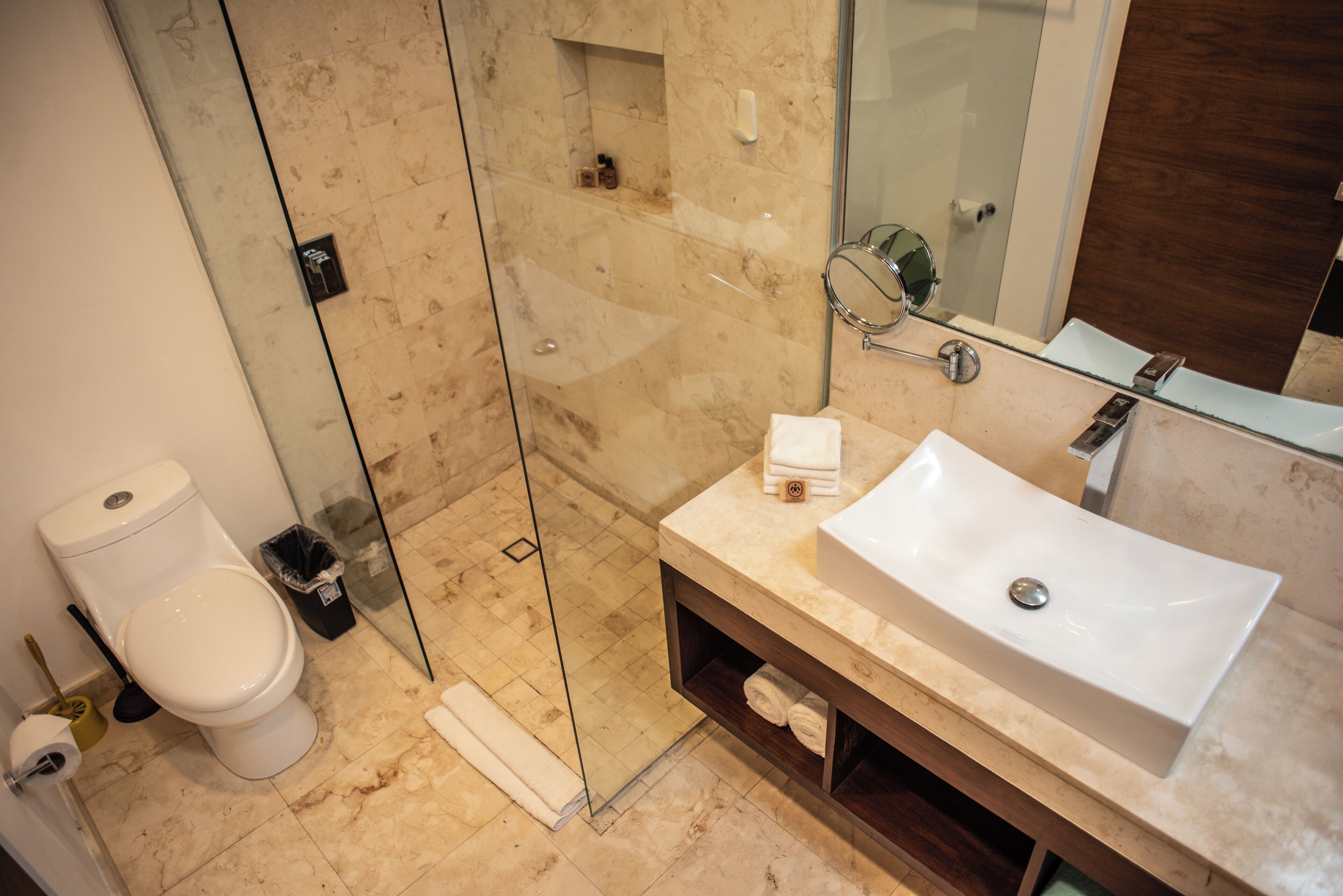 Dusche, Haartrockner, Handtücher, Toilettenpapier