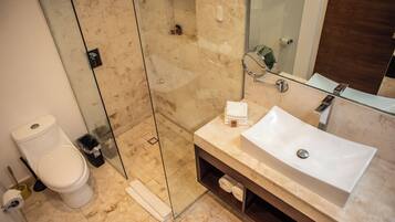 Dusche, Haartrockner, Handtücher, Toilettenpapier