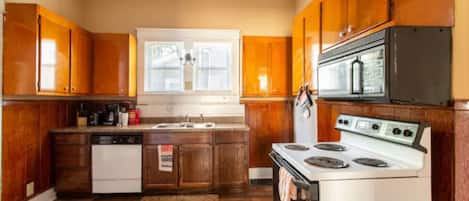 Réfrigérateur, four à micro-ondes, un four, surface de cuisson