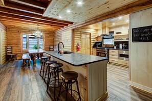 Kylskåp, mikrovågsugn, ugn och spishäll