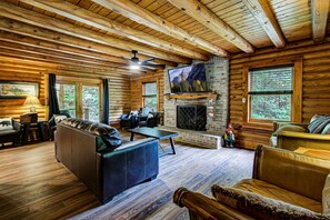 Smart-tv, eldstad, tv-spel och dvd-spelare