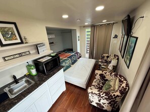 5 bedrooms, travel crib, WiFi, bed sheets