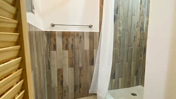 Douche, séchoir à cheveux, serviettes fournies, savon