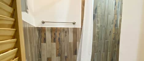 Douche, sĂšche-cheveux, serviettes fournies, savon