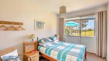 2 bedrooms, WiFi (free), bed sheets
