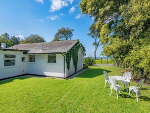 Outdoor dining - 2 bedroom accommodation in Felixstowe (Felixstowe)