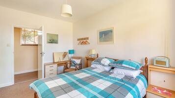 2 bedrooms, WiFi (free), bed sheets
