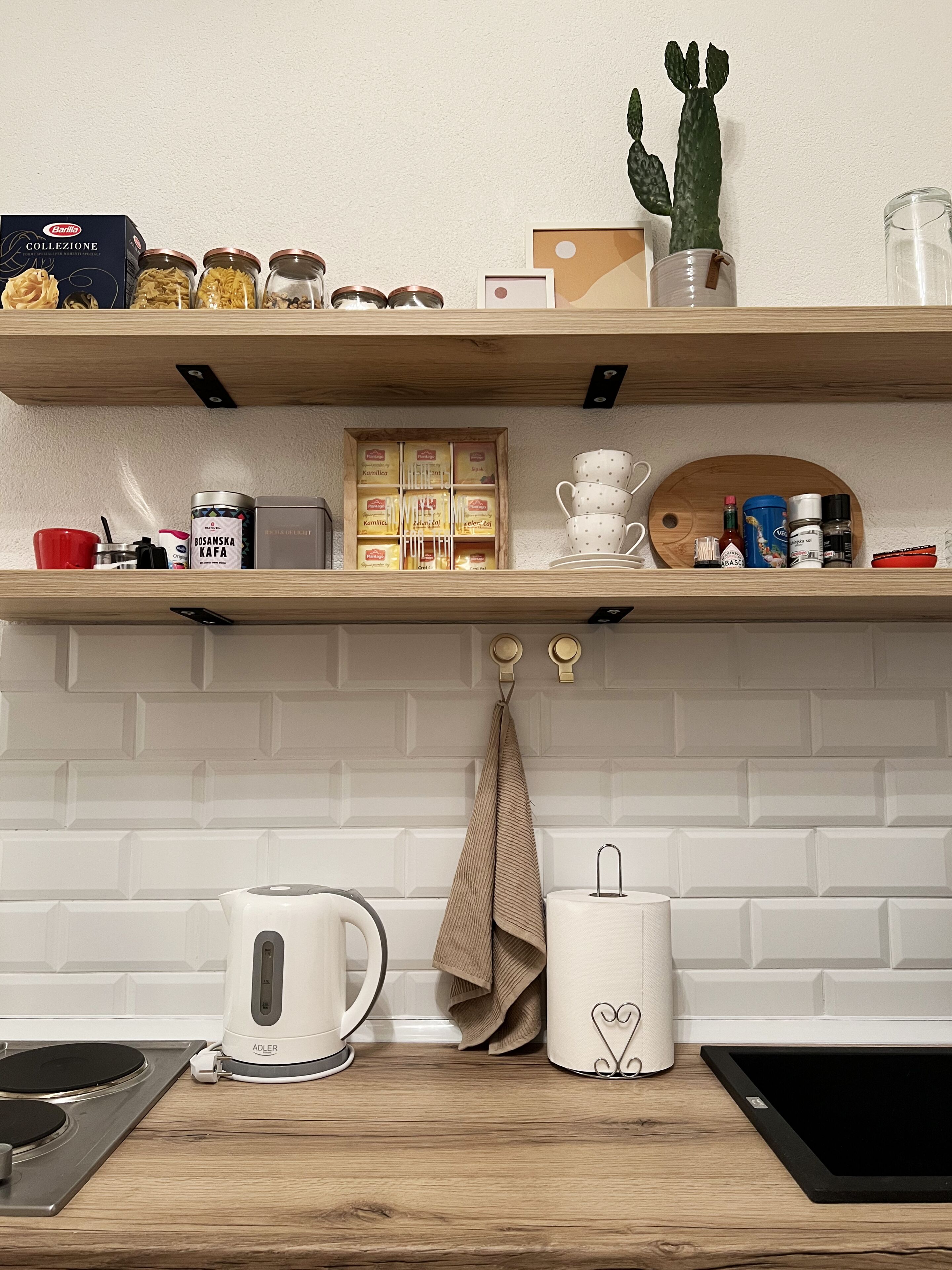 Réfrigérateur, plaque de cuisson, cafetière/bouilloire