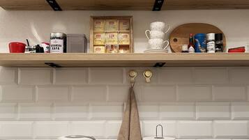 Réfrigérateur, plaque de cuisson, cafetière/bouilloire