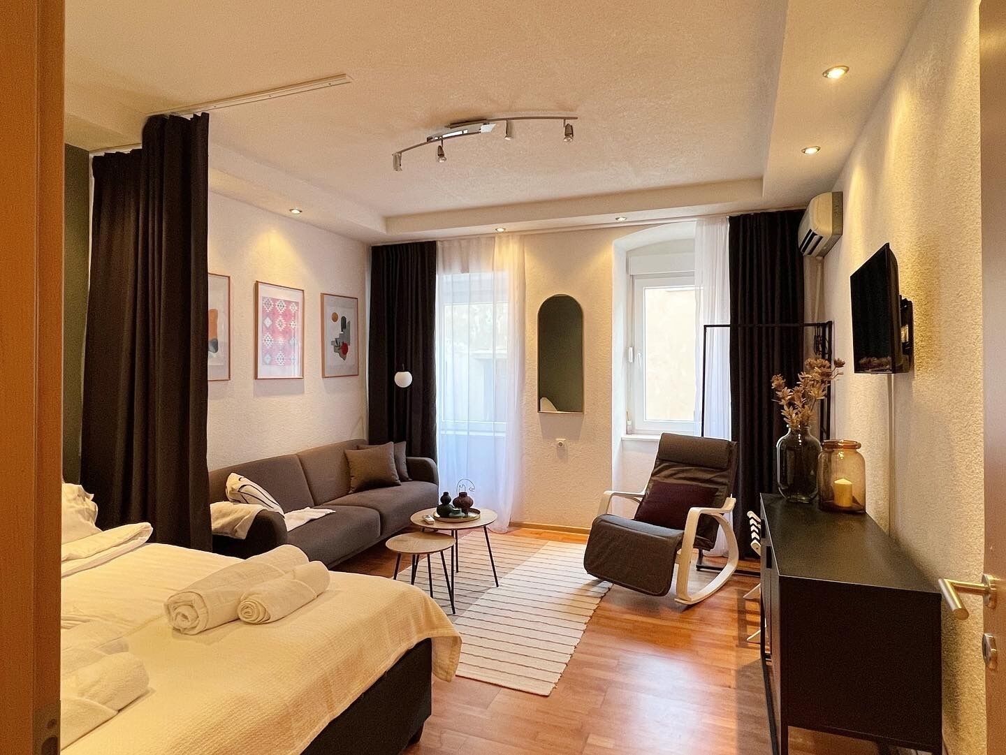 1 Schlafzimmer, Schreibtisch, schallisolierte Zimmer