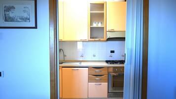 Refrigerador, horno, mesa de comedor