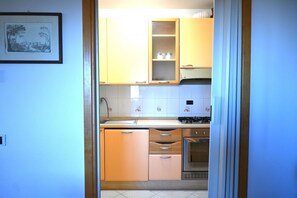 Jääkaappi, uuni, ruokailupöytä