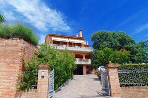 Exterior - S204 - Sirolo, three-room apartment with large terrace overlooking the sea (La Madonnina)