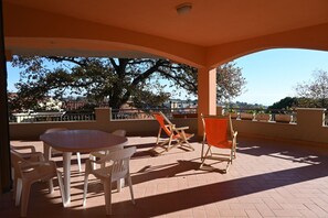 Outdoor dining - S204 - Sirolo, three-room apartment with large terrace overlooking the sea (La Madonnina)