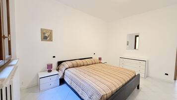 2 bedrooms, bed sheets