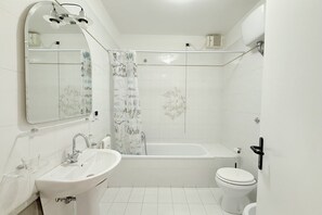Shower, bidet, towels - S204 - Sirolo, three-room apartment with large terrace overlooking the sea (La Madonnina)