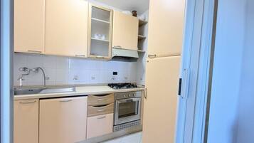 Kühlschrank, Ofen, Esstisch