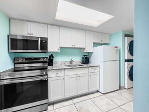 Refrigerador, microondas, horno y parrilla de estufa
