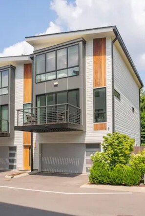Exterior - ~Modern & Bright~ 5min to Broadway, keyless, 3Flrs (Nashville)