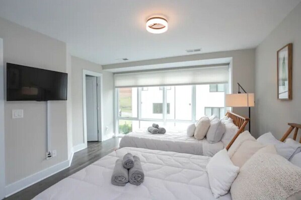 4 bedrooms, desk, iron/ironing board, travel cot - ~Modern & Bright~ 5min to Broadway, keyless, 3Flrs (Nashville)