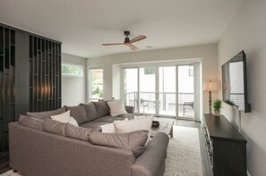 TV, streaming services - ~Modern & Bright~ 5min to Broadway, keyless, 3Flrs (Nashville)