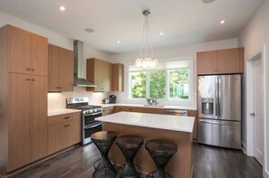 Fridge, coffee/tea maker, cookware/dishes/utensils - ~Modern & Bright~ 5min to Broadway, keyless, 3Flrs (Nashville)