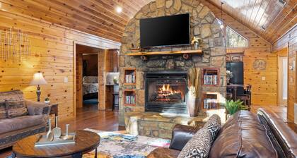 Finch's Nest, Hot Tub, Pool Table, By Grateful Head Pizza & Blue Rooster.