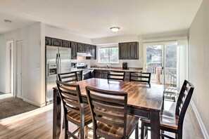 Kühlschrank, Mikrowelle, Herdplatte, Geschirrspüler