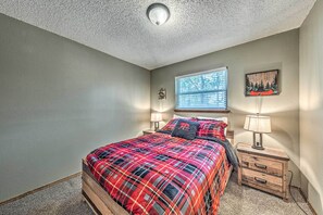 3 bedrooms, desk, iron/ironing board, travel cot - Pet-Friendly Ruidoso Cabin w/ Deck & Grill! (Ruidoso)