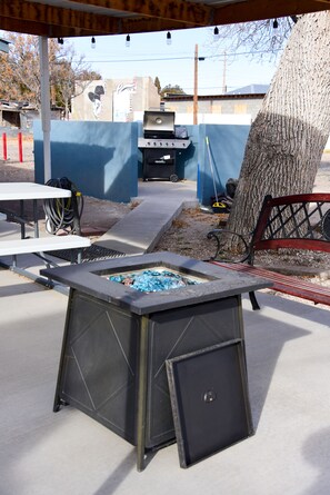 Outdoor dining - Carmen's Marfa Hotel/Ruben Room 2 Queen Beds (Marfa)