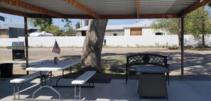 Outdoor dining - Carmen's Marfa Hotel/Ruben Room 2 Queen Beds (Marfa)