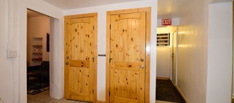 Carmen's Marfa Boutique Hotel/Elsie King Bedroom En-Suite