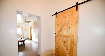 Carmen's Marfa Hotel/Armando Room 1 Queen Bed