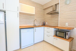 Fridge, microwave, stovetop, dishwasher