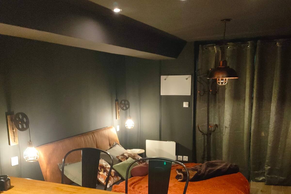 Ein modernes Schlafzimmer mit Bett, Nachttischen und einem Holztisch.