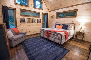 5 bedrooms, Internet, bed sheets - The 4 King Master Suite bedrooms each feature a different genre of music. (Broken Bow)