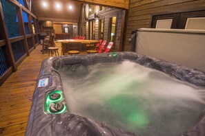 Terrace/patio - The 4 King Master Suite bedrooms each feature a different genre of music. (Broken Bow)