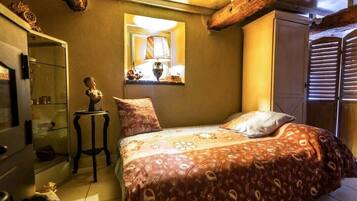 1 chambre, bureau, draps fournis